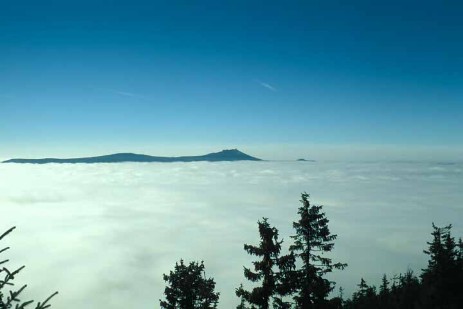 Ausblick vom Gipfel bei Nebel