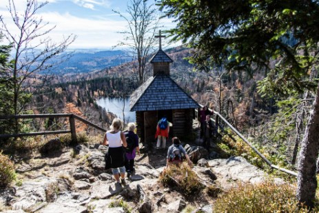 Rachelkapelle mit Blick auf Rachelsee 